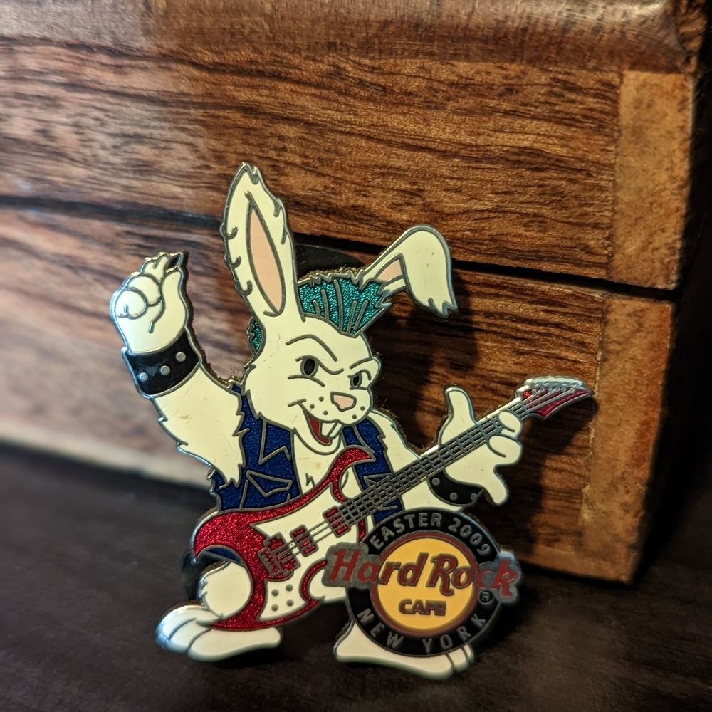 Hard Rock bunny pin